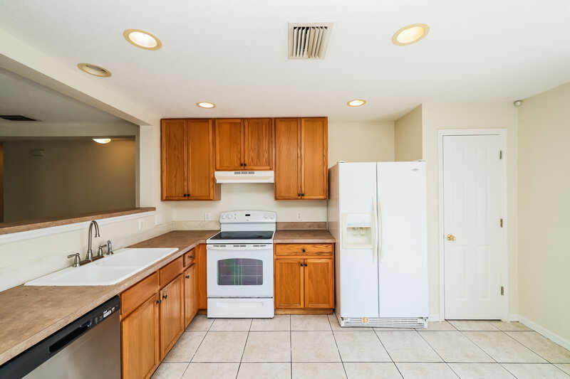2,035/Mo, 11805 Prickly Pear Way Seffner, FL 33584 Kitchen View 2