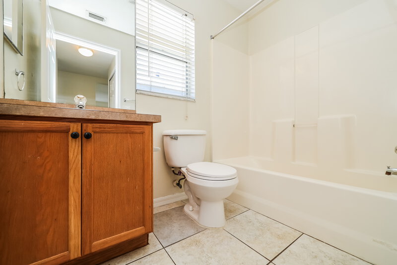 2,035/Mo, 11805 Prickly Pear Way Seffner, FL 33584 Main Bathroom View