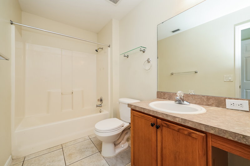 2,035/Mo, 11805 Prickly Pear Way Seffner, FL 33584 Bathroom View