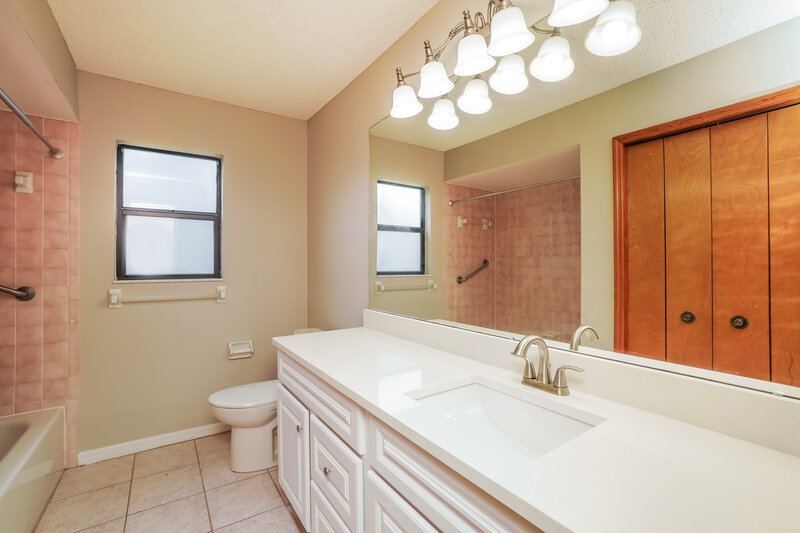 1,985/Mo, 34522 Cedarfield Dr Dade City, FL 33523 Bathroom View