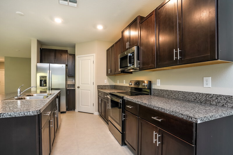 2,680/Mo, 7218 Spring Snowflake Ave Tampa, FL 33619 Kitchen View 2