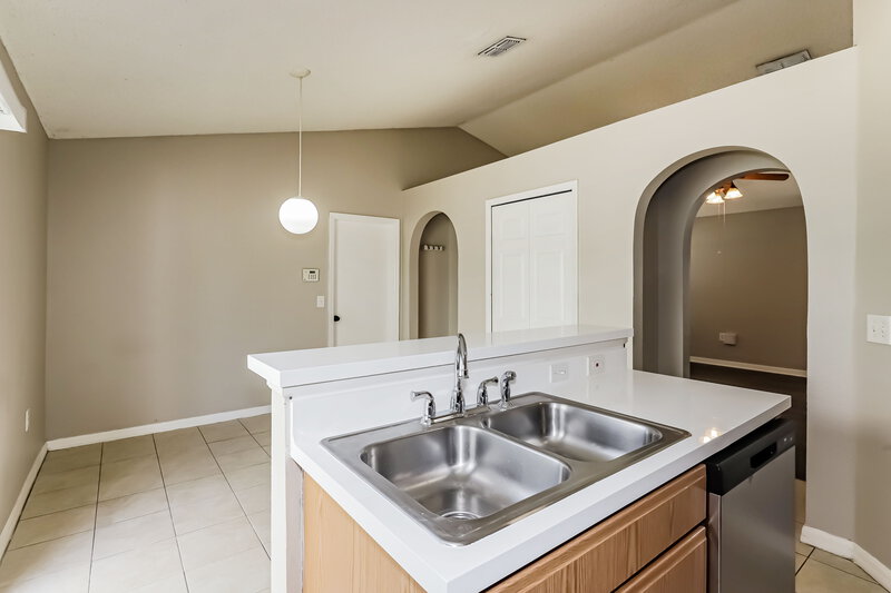 1,930/Mo, 10555 Opus Dr Riverview, FL 33579 Kitchen View 3