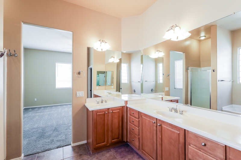 2,310/Mo, 7129 W Autumn Gold Ct Tucson, AZ 85743 Main Bathroom View 2