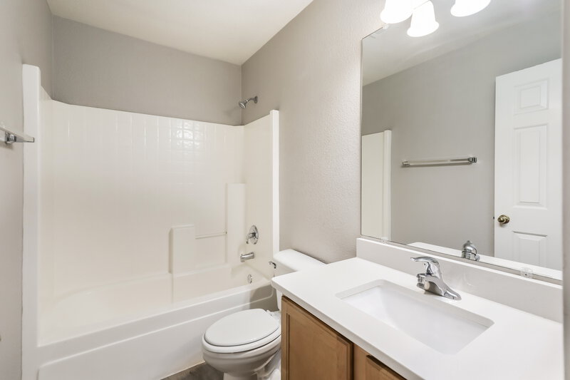 1,695/Mo, 10381 E Roywood Way Tucson, AZ 85747 Main Bathroom View