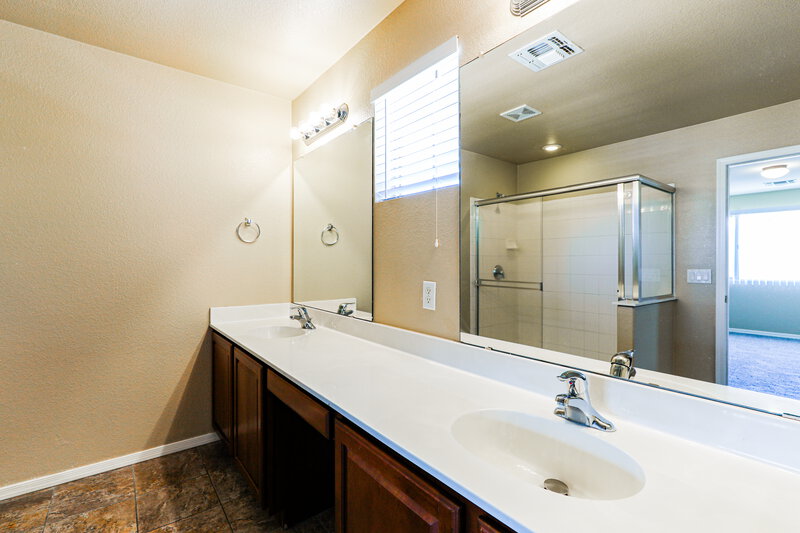 1,765/Mo, 120 E Calle del Rondador Sahuarita, AZ 85629 Main Bathroom View
