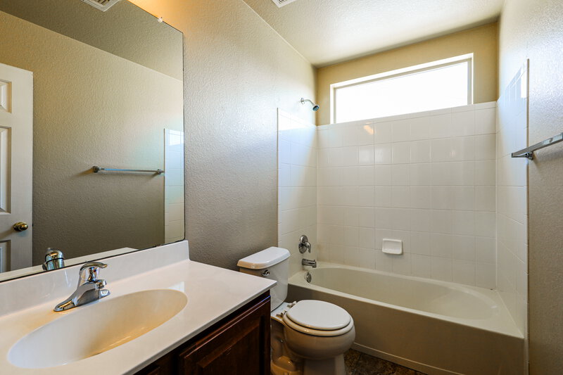 1,765/Mo, 120 E Calle del Rondador Sahuarita, AZ 85629 Bathroom View