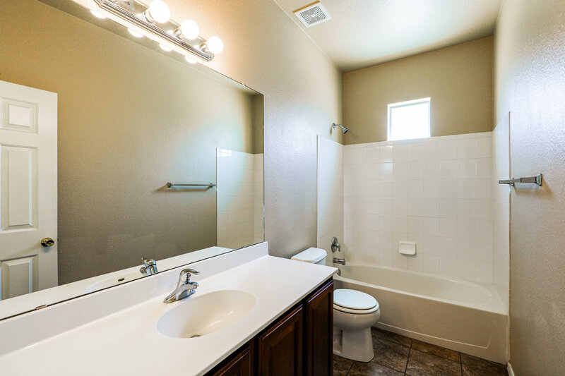 1,765/Mo, 120 E Calle del Rondador Sahuarita, AZ 85629 Bathroom View 2