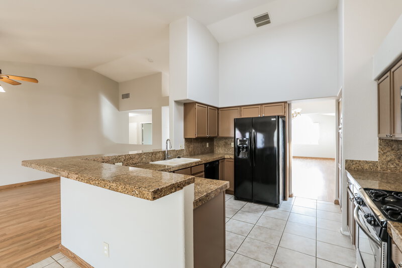 2,205/Mo, 8915 N Veridian Dr Tucson, AZ 85743 Kitchen View