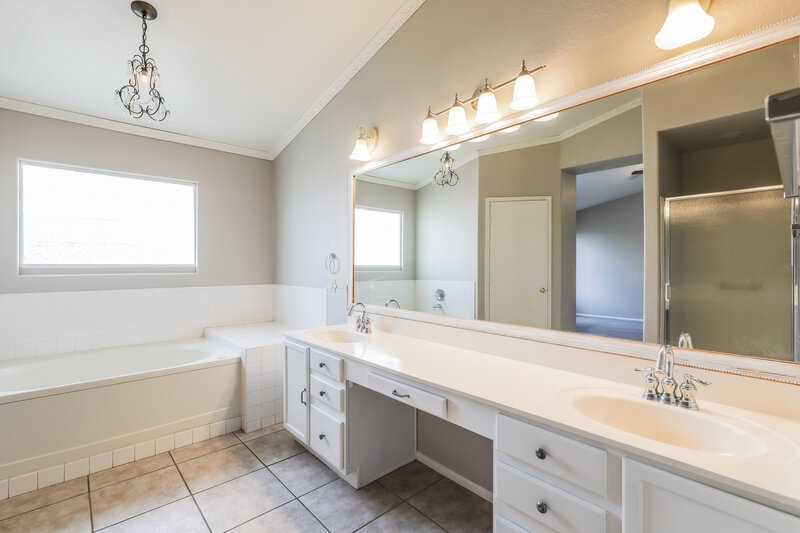 2,205/Mo, 8915 N Veridian Dr Tucson, AZ 85743 Main Bathroom View
