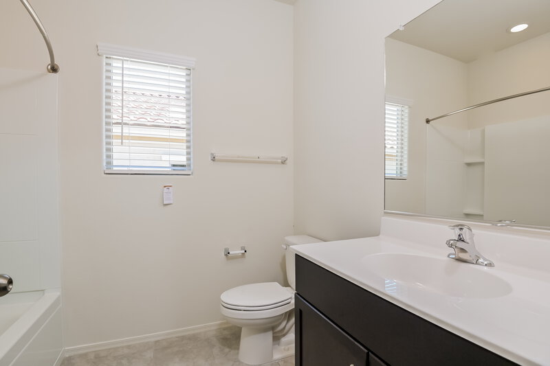 2,045/Mo, 866 W Calle Falerno Sahuarita, AZ 85629 Bathroom View