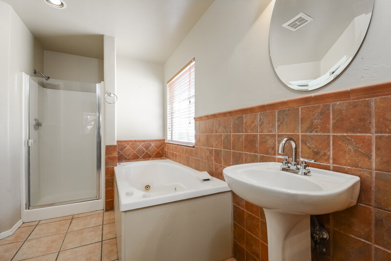 1,540/Mo, 8506 N Sayante Way Tucson, AZ 85743 masterbathroom View