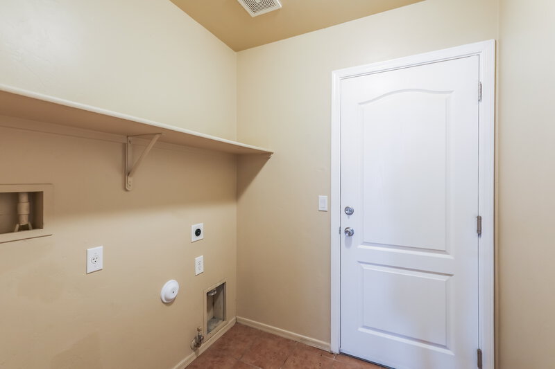 1,600/Mo, 7016 W DuPont Way Tucson, AZ 85757 Laundry Room View