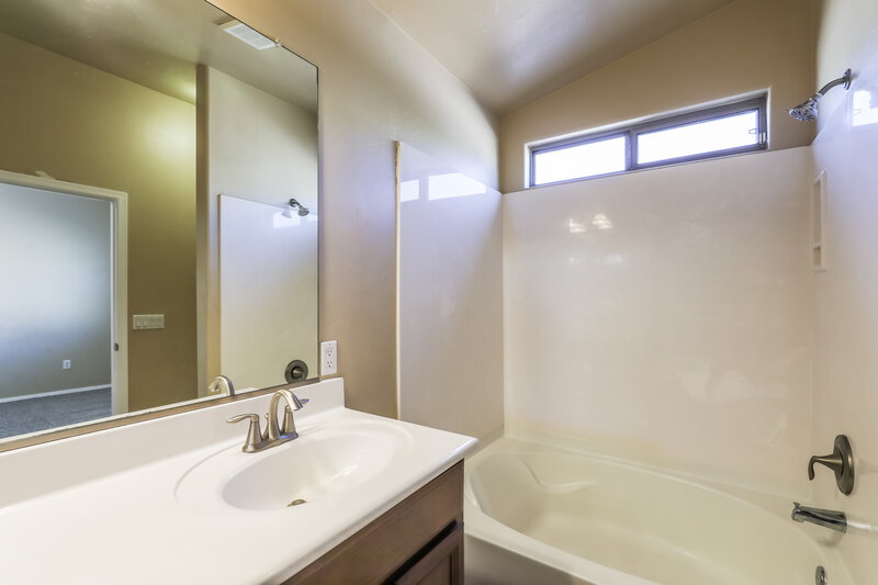 1,600/Mo, 7016 W DuPont Way Tucson, AZ 85757 Main Bathroom View