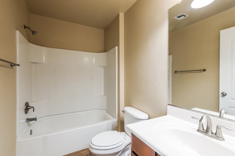 1,600/Mo, 7016 W DuPont Way Tucson, AZ 85757 Bathroom View