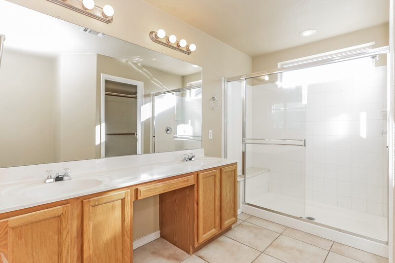 1,775/Mo, 49 W Camino Rancho Palomas Sahuarita, AZ 85629 Main Bathroom View