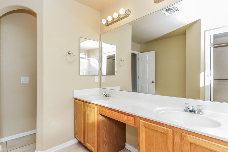 1,775/Mo, 49 W Camino Rancho Palomas Sahuarita, AZ 85629 Main Bathroom View 2
