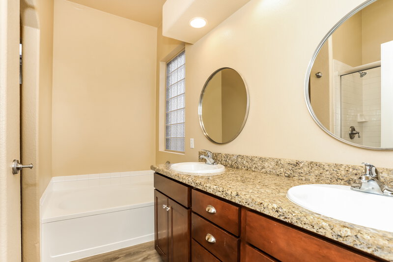 2,045/Mo, 7552 W Cosmic Sky Dr Tucson, AZ 85743 Main Bathroom View