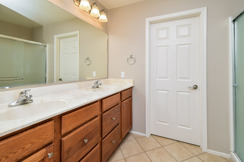2,320/Mo, 6999 S Camino Secreto Tucson, AZ 85746 Main Bathroom View