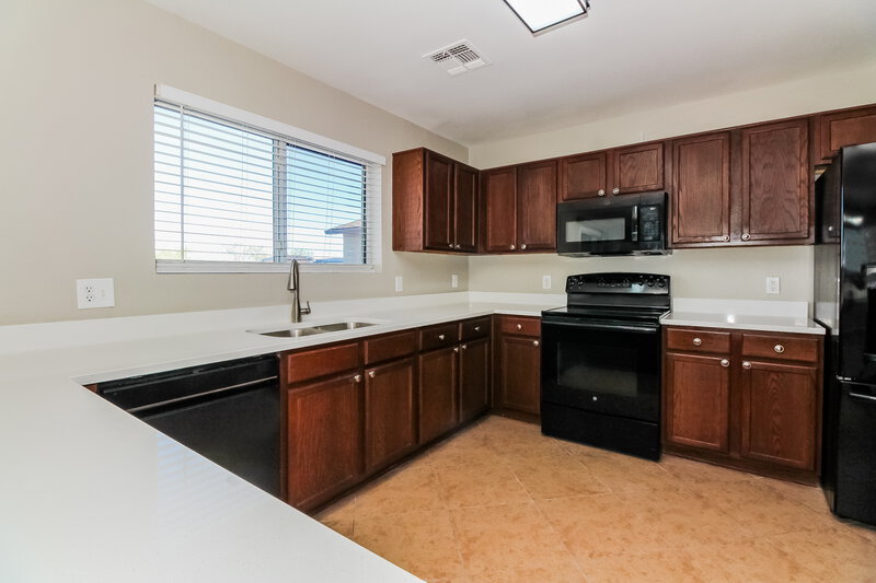 1,700/Mo, 1132 W Calle del Libro Dorado Sahuarita, AZ 85629 Kitchen View