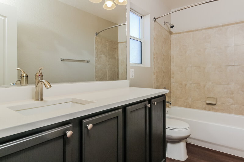 1,700/Mo, 1132 W Calle del Libro Dorado Sahuarita, AZ 85629 Main Bathroom View