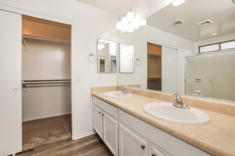2,115/Mo, 6893 S Cottontail Run Ave Tucson, AZ 85756 Main Bathroom View