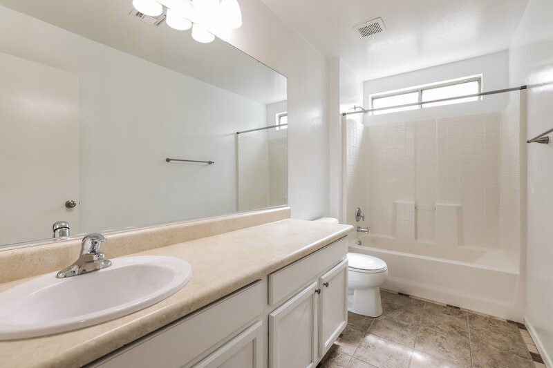 2,115/Mo, 6893 S Cottontail Run Ave Tucson, AZ 85756 Bathroom View 2