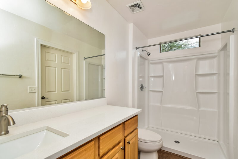 1,800/Mo, 5791 E Camino de Ayuda Tucson, AZ 85756 Main Bathroom View