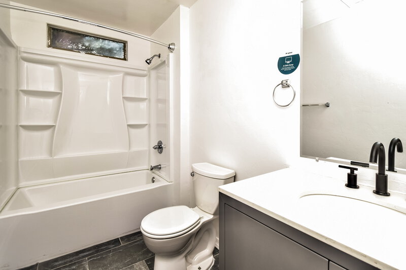 1,800/Mo, 5791 E Camino de Ayuda Tucson, AZ 85756 Bathroom View