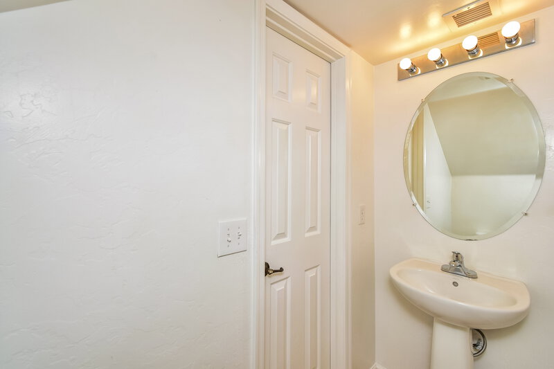 1,800/Mo, 5791 E Camino de Ayuda Tucson, AZ 85756 Bathroom View 2