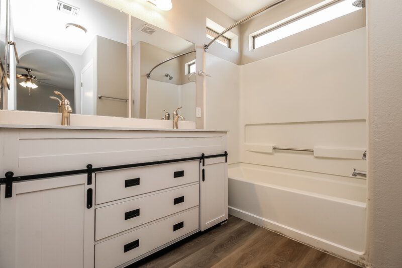 2,850/Mo, 7479 S Brackenbury Dr Tucson, AZ 85746 Main Bathroom View