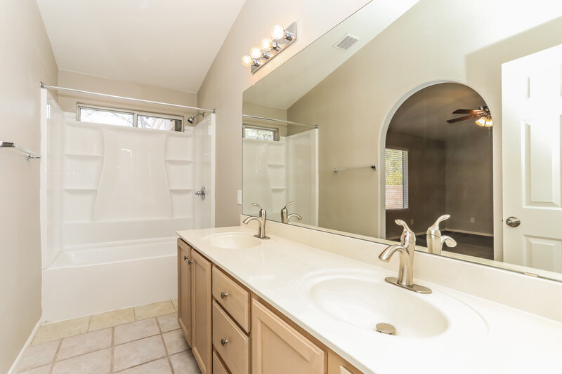 2,225/Mo, 9183 E Elderberry St Tucson, AZ 85747 Main Bathroom View