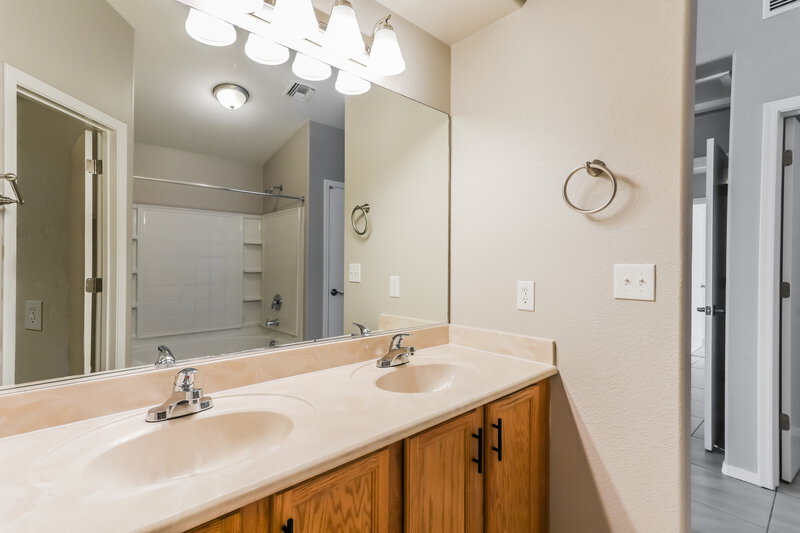 2,000/Mo, 2385 W Rau River Rd Tucson, AZ 85705 Main Bathroom View