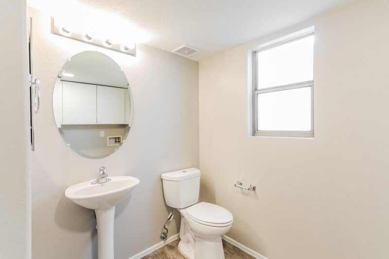 2,000/Mo, 2385 W Rau River Rd Tucson, AZ 85705 Bathroom View 2