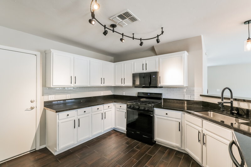 1,730/Mo, 6907 S Goshawk Dr Tucson, AZ 85756 Kitchen View 2