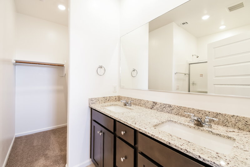 2,035/Mo, 10410 W Beaman Ln Marana, AZ 85653 Main Bathroom View