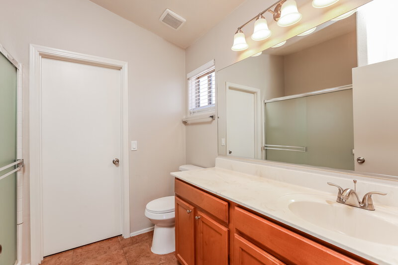 1,935/Mo, 7769 S Delia Stone Ct Tucson, AZ 85756 Main Bathroom View