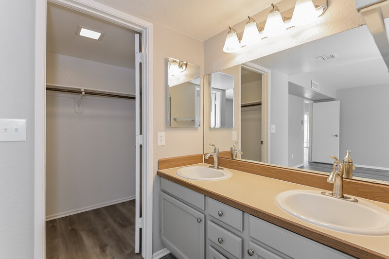 2,790/Mo, 10162 E Stella Rd Tucson, AZ 85730 Main Bathroom View