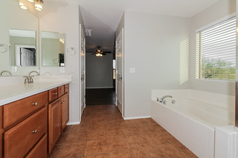 2,315/Mo, 7085 W Festival Way Tucson, AZ 85757 Main Bathroom View