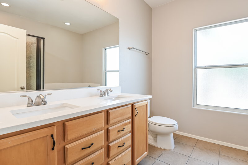 2,110/Mo, 6871 S Martlet Dr Tucson, AZ 85756 Main Bathroom View
