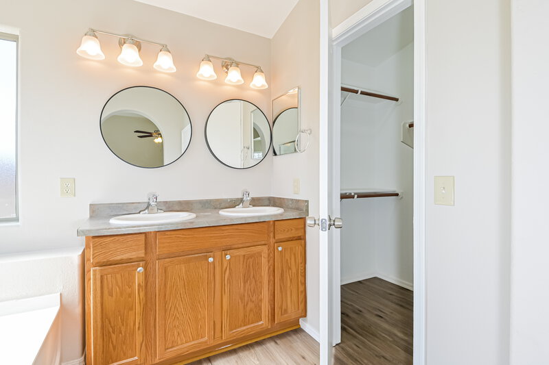 1,820/Mo, 4360 E Mesquite Desert Trail Tucson, AZ 85706 Main Bathroom View