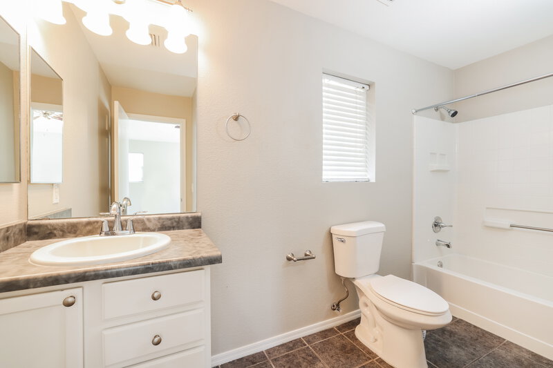 1,850/Mo, 2716 N Saramano Ln Tucson, AZ 85712 Main Bathroom View