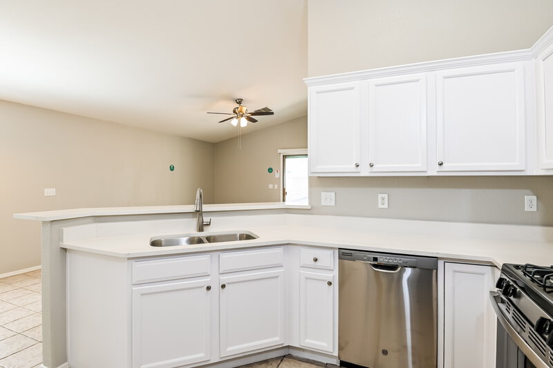 2,000/Mo, 10354 E Ravenswood St Tucson, AZ 85747 Kitchen View