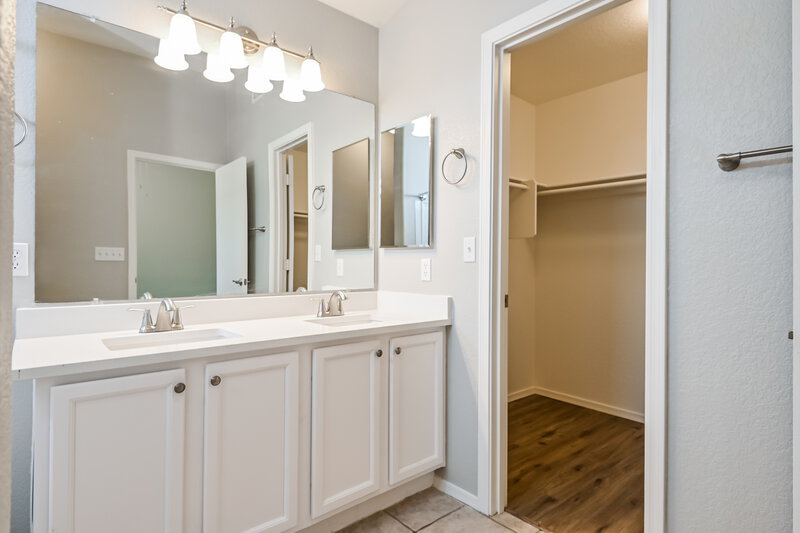 2,000/Mo, 10354 E Ravenswood St Tucson, AZ 85747 Main Bathroom View
