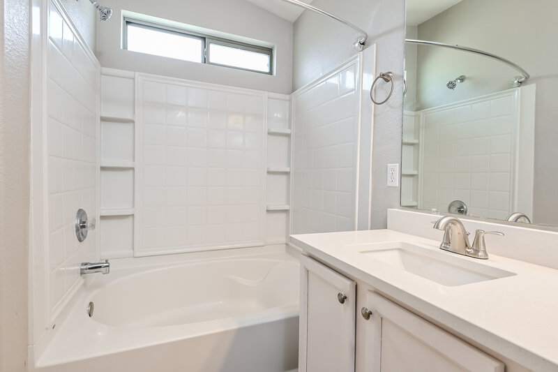 2,000/Mo, 10354 E Ravenswood St Tucson, AZ 85747 Bathroom View