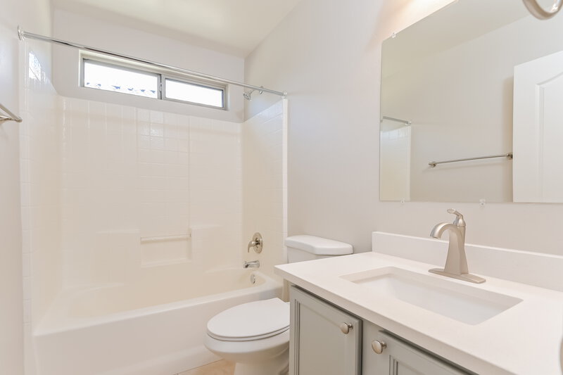 1,985/Mo, 664 W Amber Sun Dr Green Valley, AZ 85614 Main Bathroom View