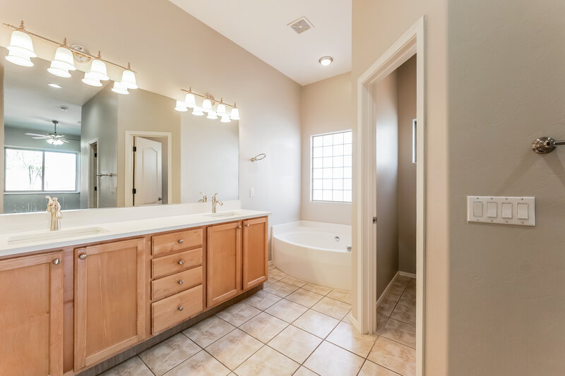 1,835/Mo, 5560 W Crystal Rain Pl Tucson, AZ 85735 Main Bathroom View 2