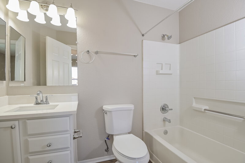 1,860/Mo, 4298 E Wading Pond Dr Tucson, AZ 85712 Main Bathroom View