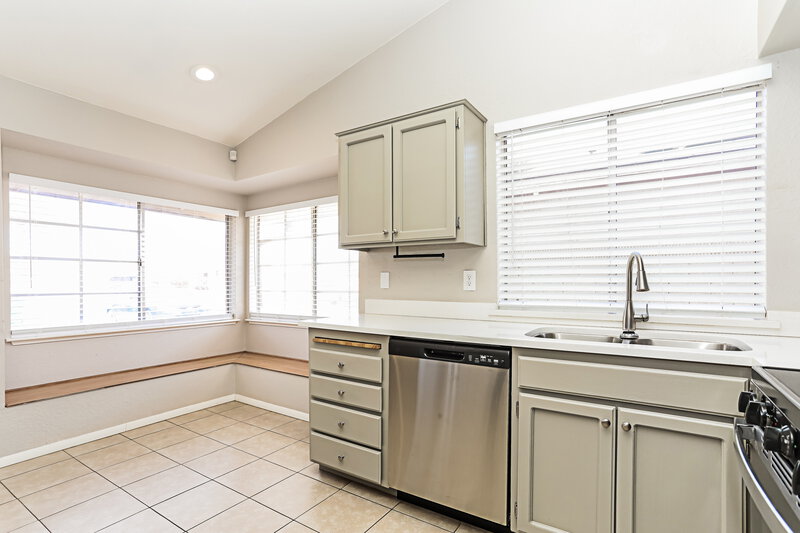 2,070/Mo, 3101 W Calle de la Bajada Tucson, AZ 85746 Kitchen View 2