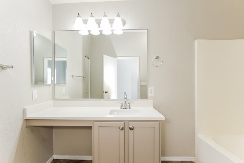 2,055/Mo, 2386 S Saint Thomas Aquinas Dr Tucson, AZ 85713 Bathroom View