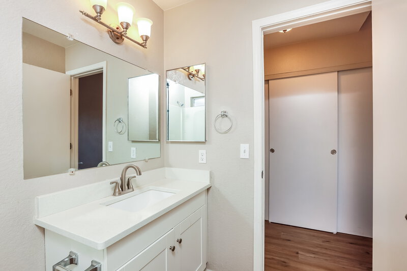 1,715/Mo, 9009 E Kinross Dr Tucson, AZ 85730 Bathroom View 2